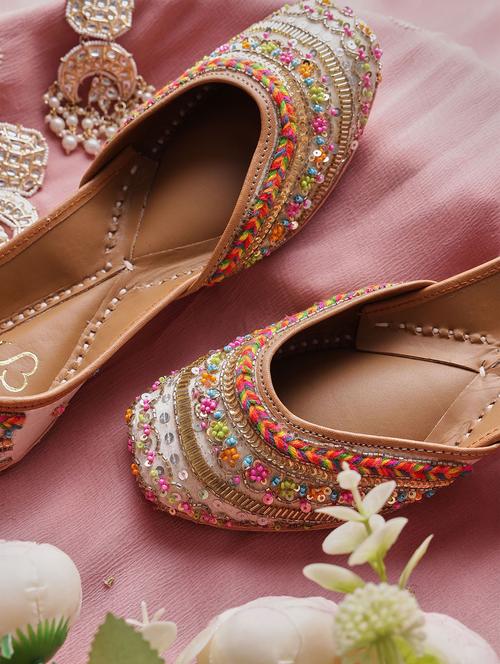 women embroidered slip on juttis - 21943230 - Very Small Image - 1