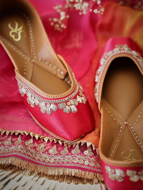 women embroidered slip on juttis - 21943233 - Very Small Image - 1