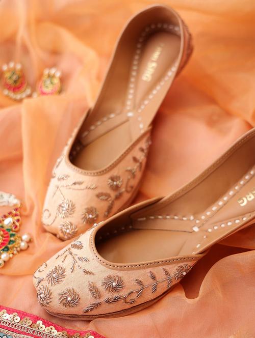 women embroidered slip on juttis - 21943243 - Very Small Image - 1