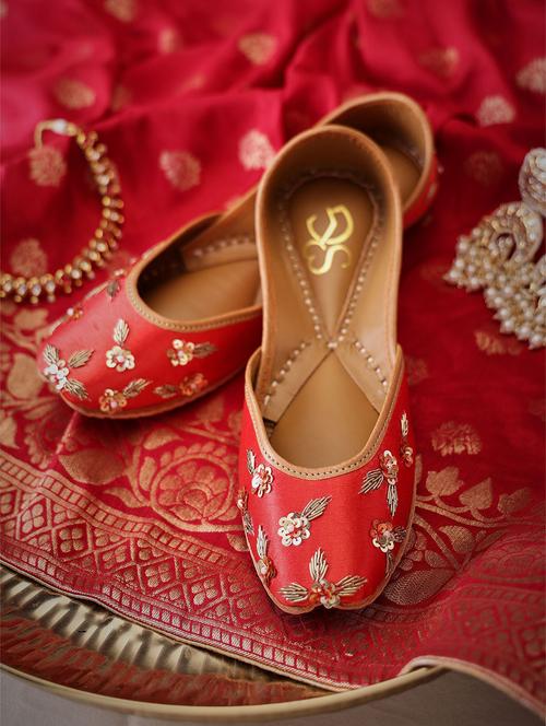 women embroidered slip on juttis - 21943251 - Very Small Image - 1