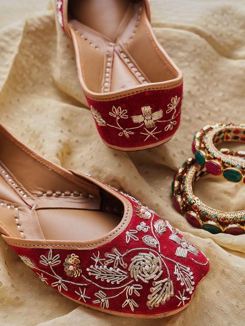 women embroidered slip on juttis - 21943252 - Very Small Image - 1
