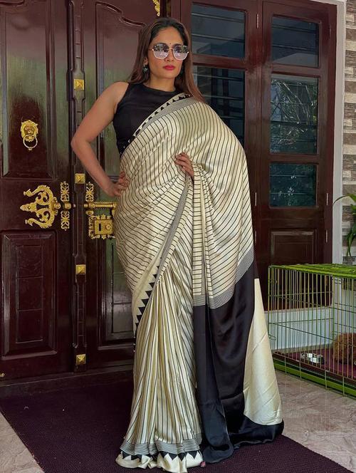 white silk banarasi saree with blouse - 22063830 - Very Small Image - 1