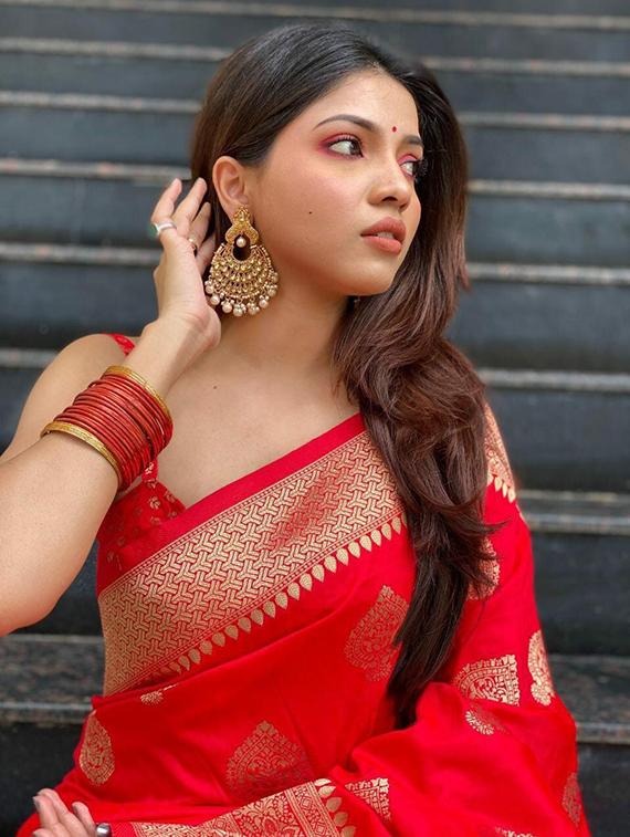 women's banarasi saree with blouse - 18372085 - Zoom Image - 3