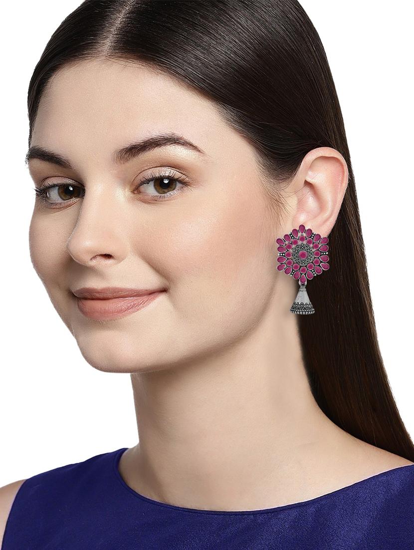 silver plated earring - 18567186 - Standard Image - 4