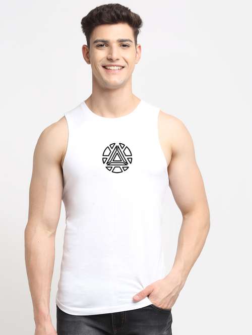men round neck chest print t-shirt - 20822299 - Very Small Image - 1