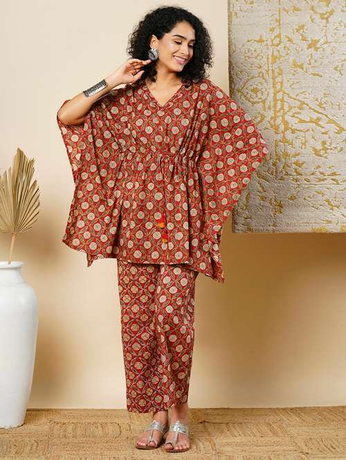 globus women maroon v-neck allover floral printed waist tie-up kaftan tunic & partially elasticated trousers fusion co-ord set - 21366514 - Very Small Image - 1
