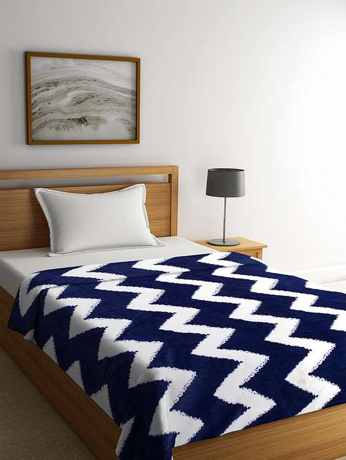 chevron printed light weight blanket - 21733726 - Very Small Image - 1